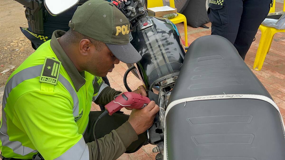 Policía de Cartagena realizó jornada de marcación de motos en el barrio Fredonia