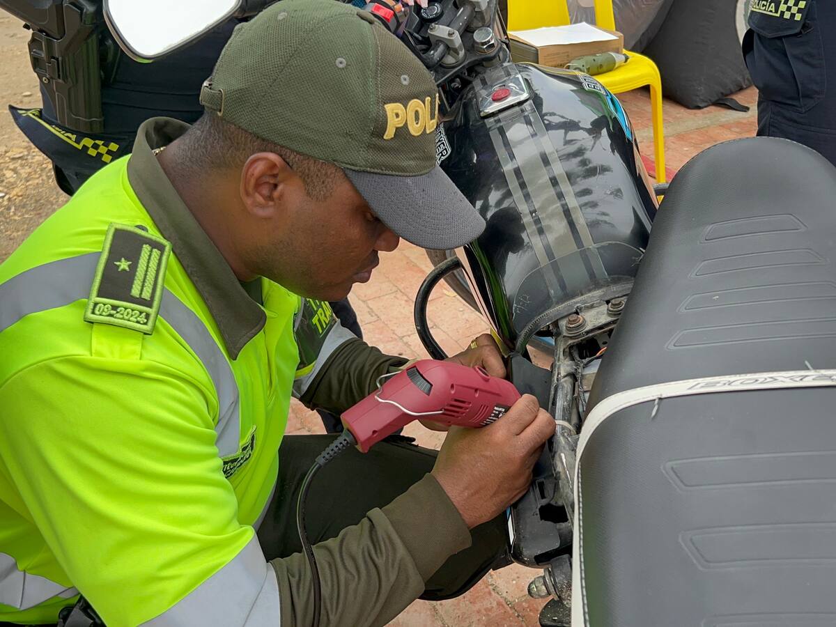 Policía de Cartagena realizó jornada de marcación de motos en el barrio Fredonia
