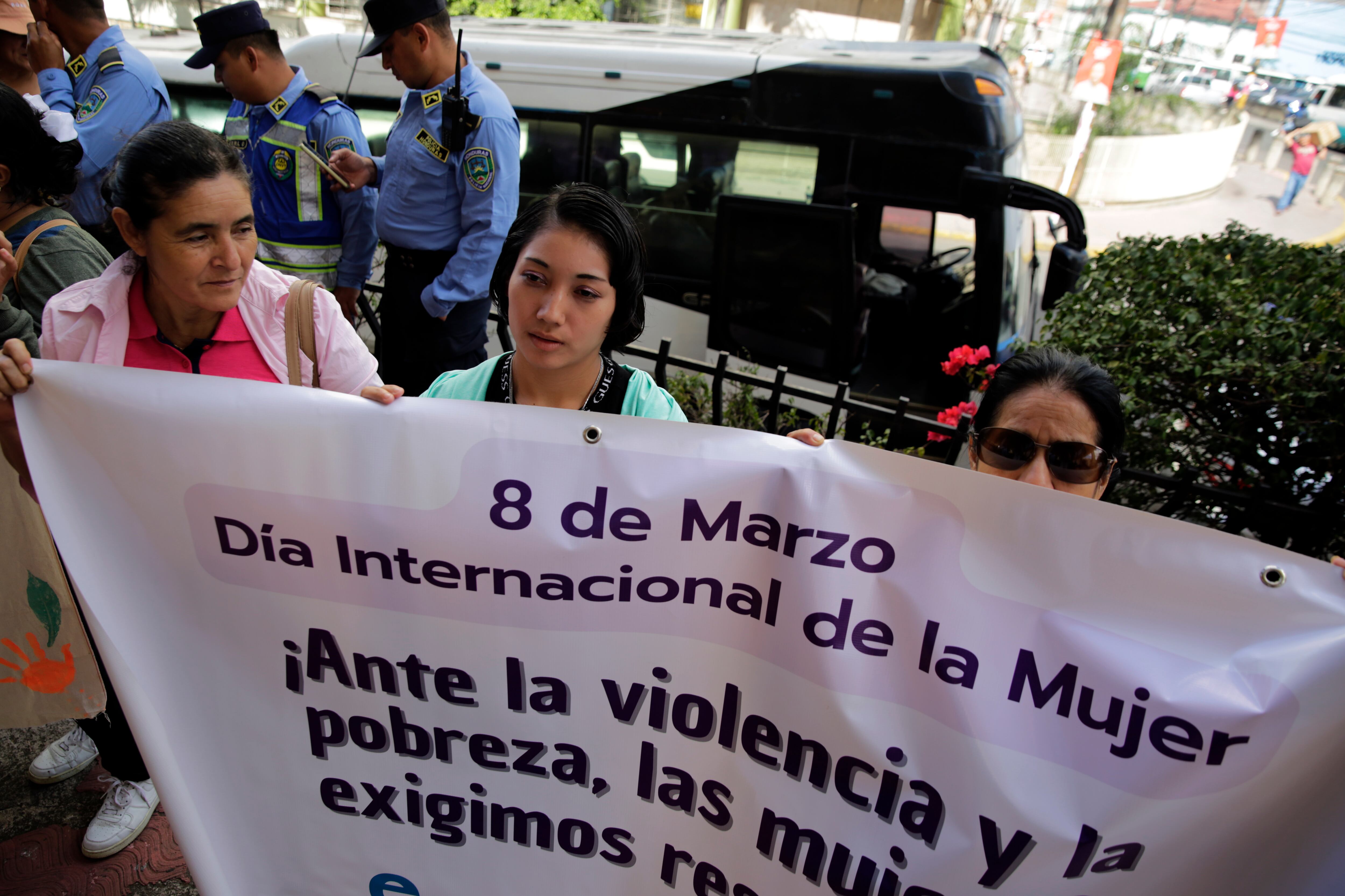 AME7413. TEGUCIGALPA (HONDURAS), 07/03/2025.- Tres mujeres se manifiestan en el marco del Día Internacional de la Mujer este viernes, frente al Parlamento en Tegucigalpa (Honduras). EFE/ Gustavo Amador