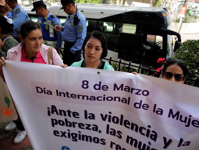 AME7413. TEGUCIGALPA (HONDURAS), 07/03/2025.- Tres mujeres se manifiestan en el marco del Día Internacional de la Mujer este viernes, frente al Parlamento en Tegucigalpa (Honduras). EFE/ Gustavo Amador