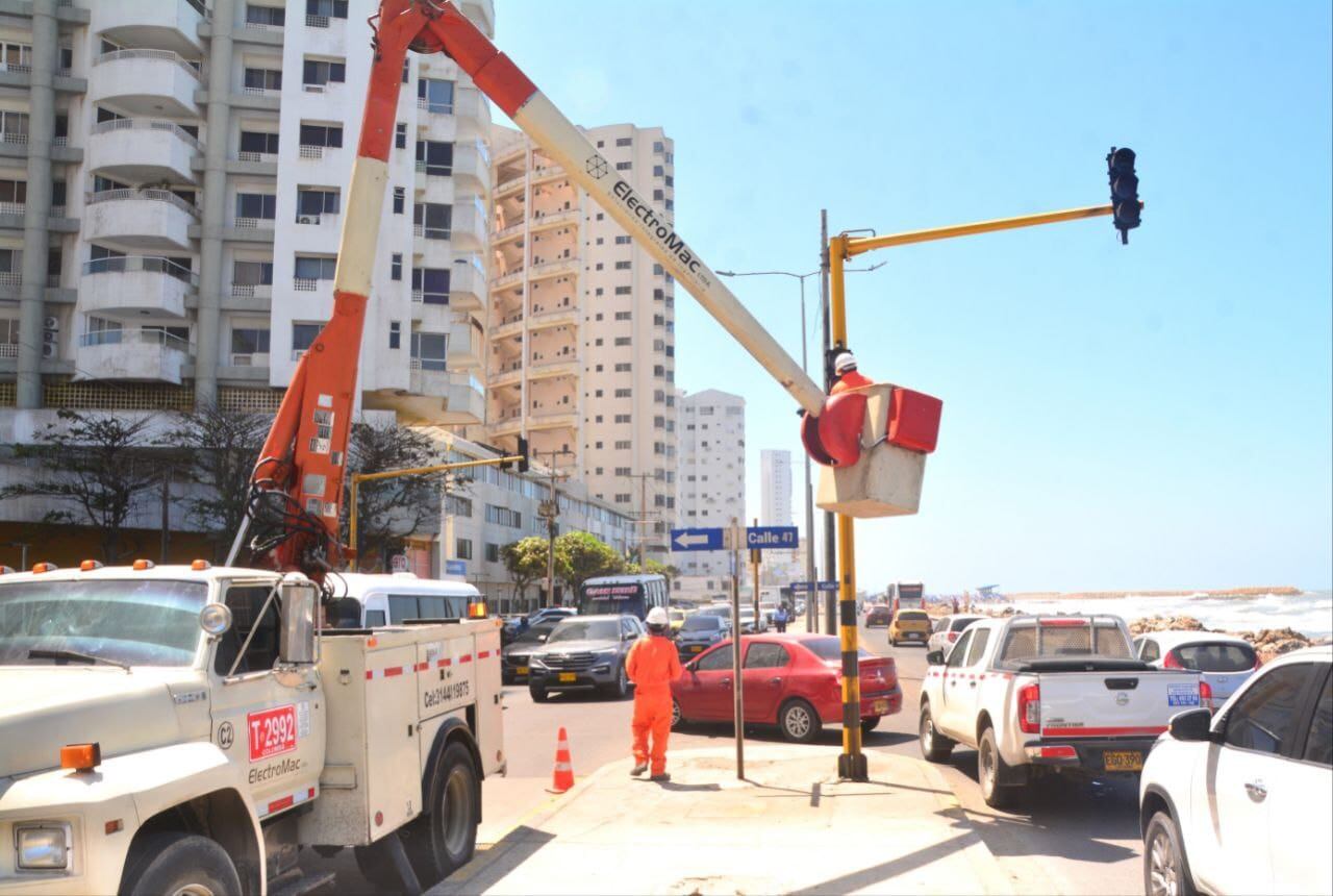 Intervenidos y habilitados cruces semafóricos en puntos críticos de movilidad