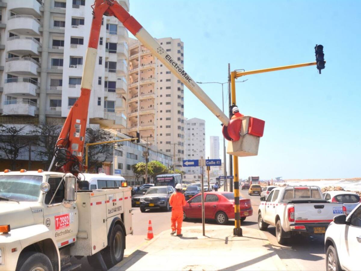 Intervenidos y habilitados cruces semafóricos en puntos críticos de movilidad