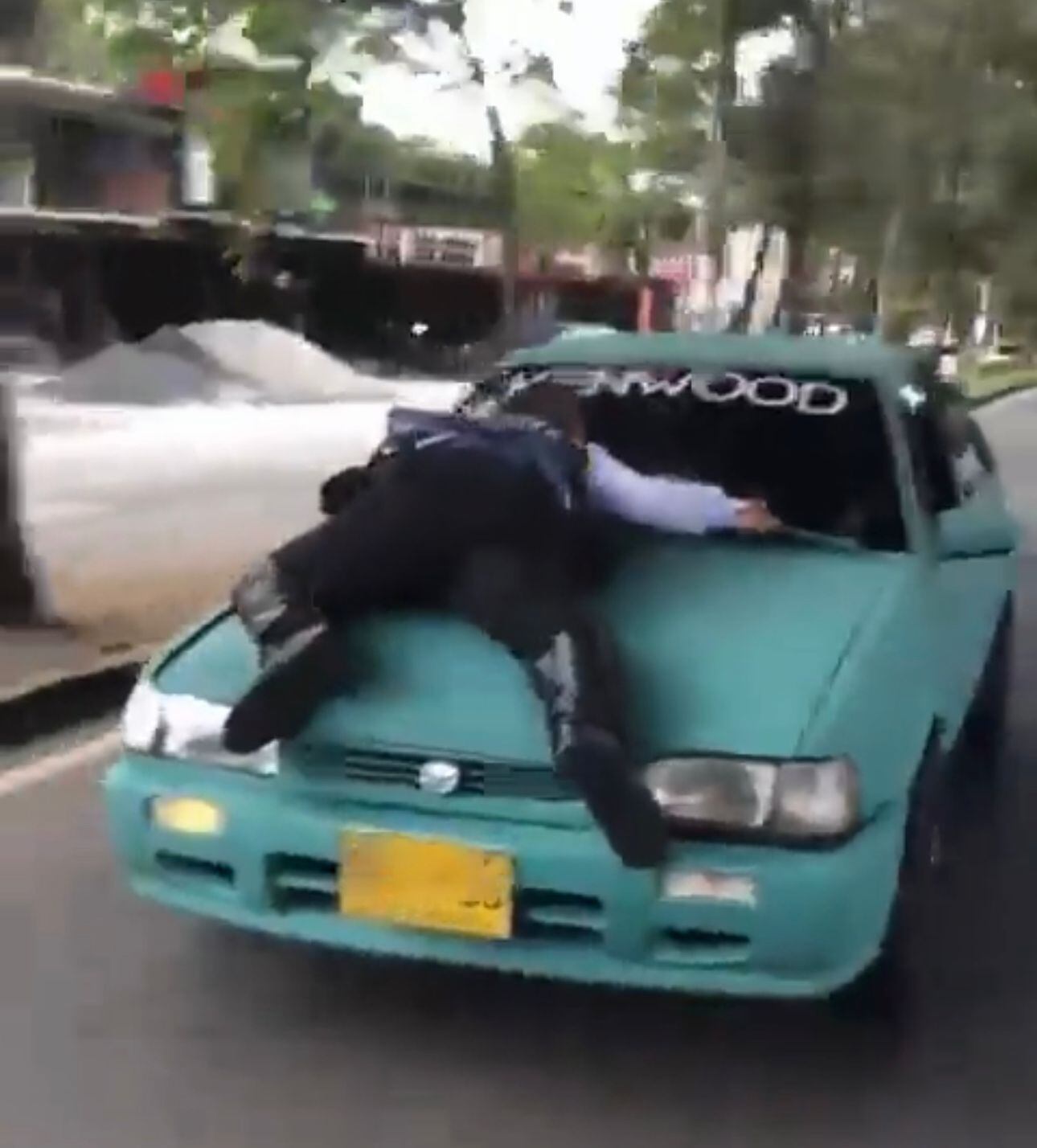 Agente de tránsito se aferró al capó de un vehículo - Redes Sociales