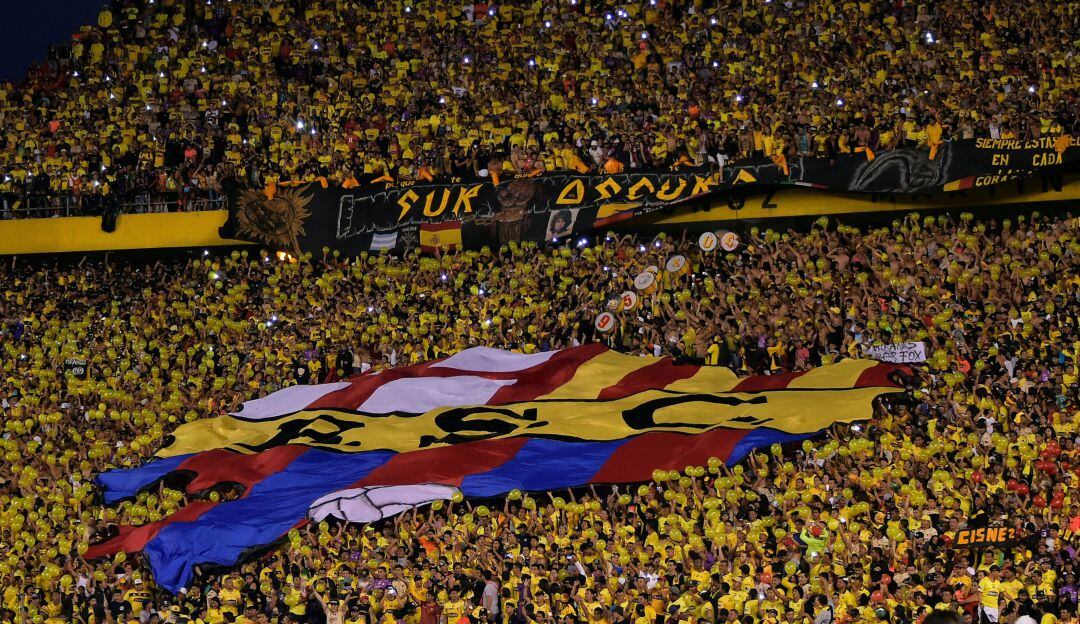 Los hinchas del Barcelona de Ecuador en un partido de Copa Libertadores