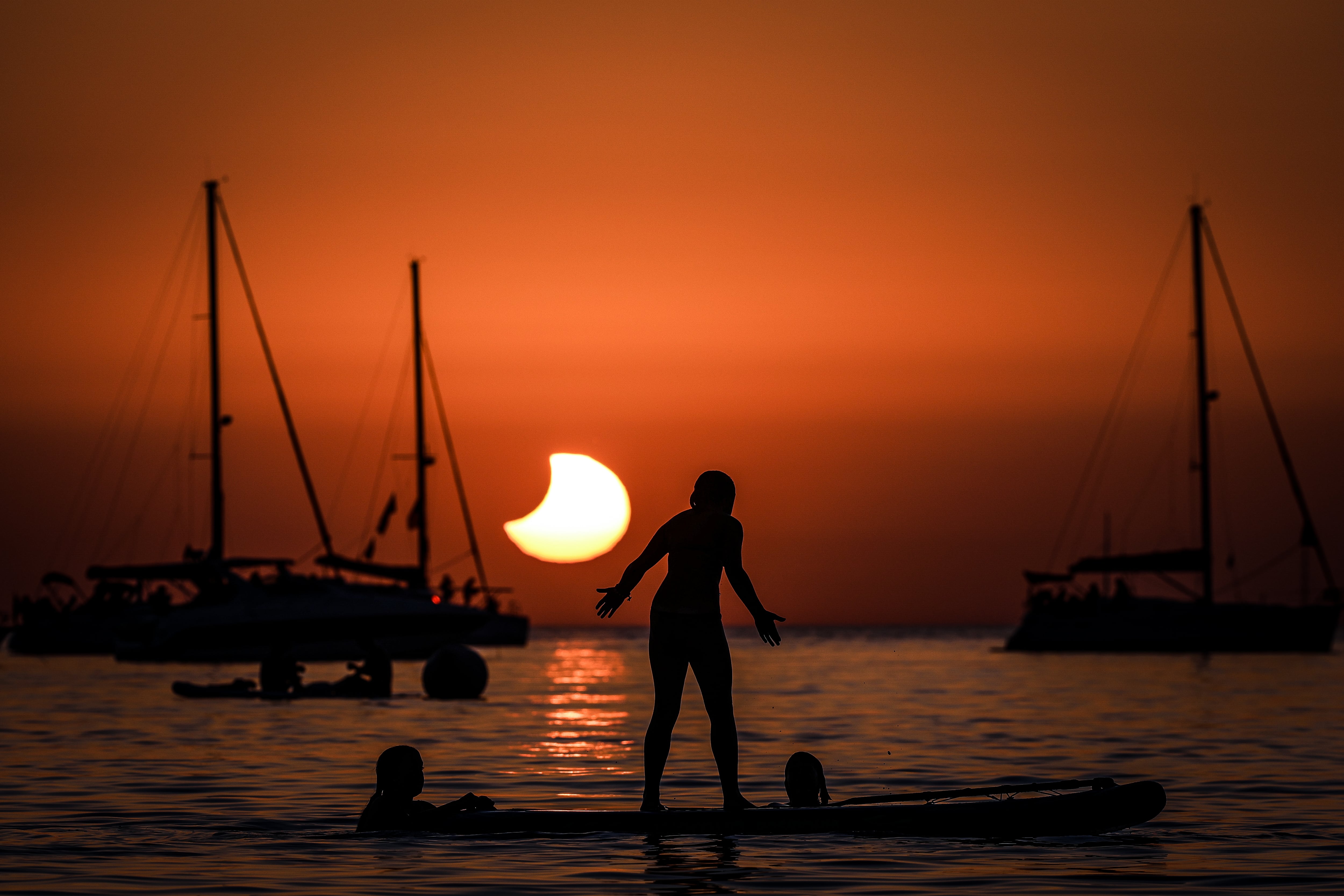 La Luna se cruza frente al Sol durante un eclipse solar en Cádiz, España. (Photo by Pablo Cuadra/Getty Images)