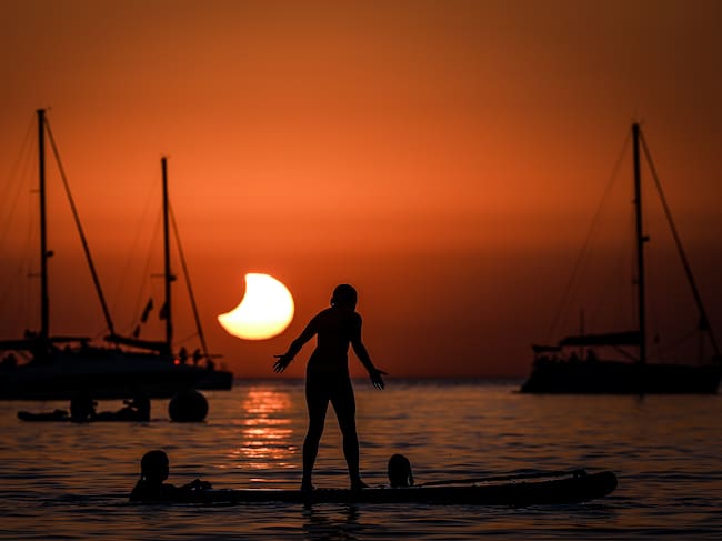 La Luna se cruza frente al Sol durante un eclipse solar en Cádiz, España. (Photo by Pablo Cuadra/Getty Images)