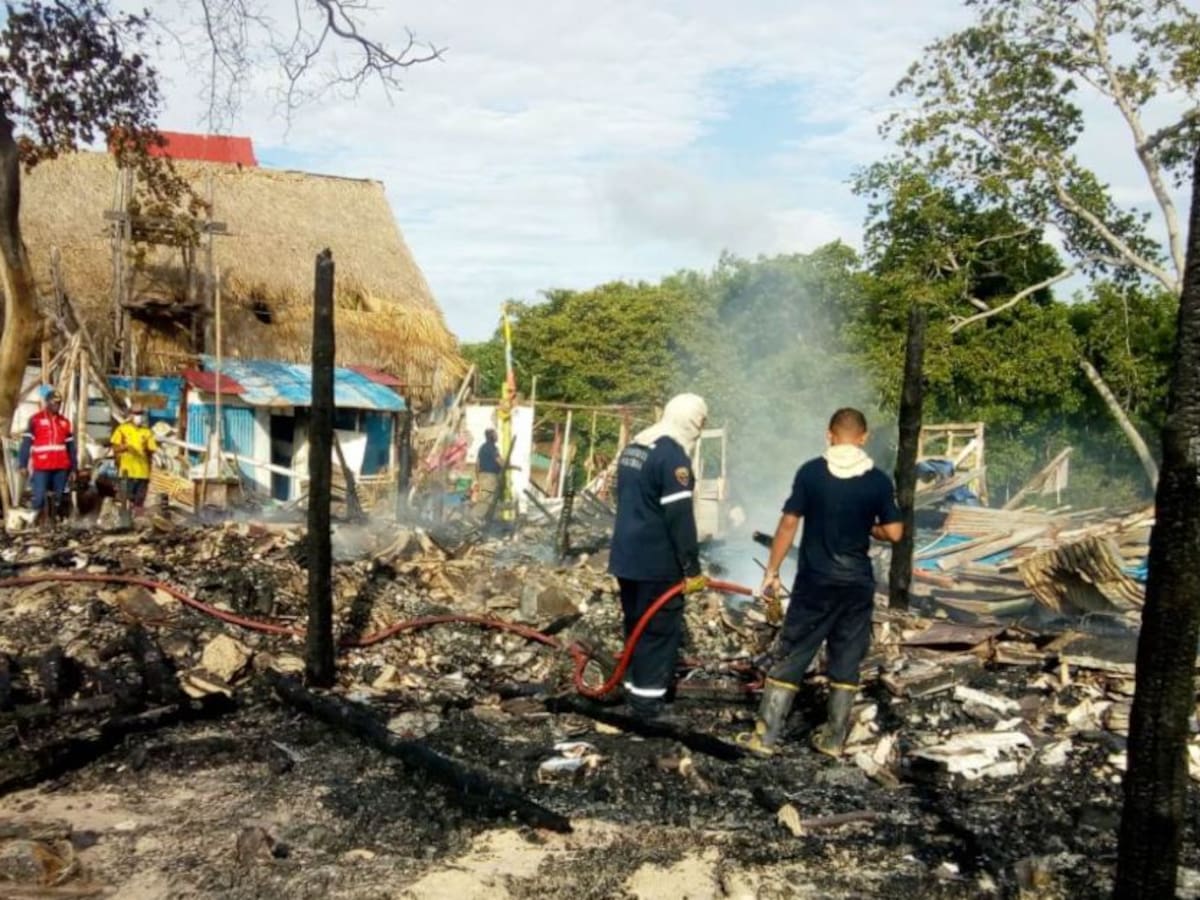 Dos bomberos resultaron quemados en incendio en Playa Blanca