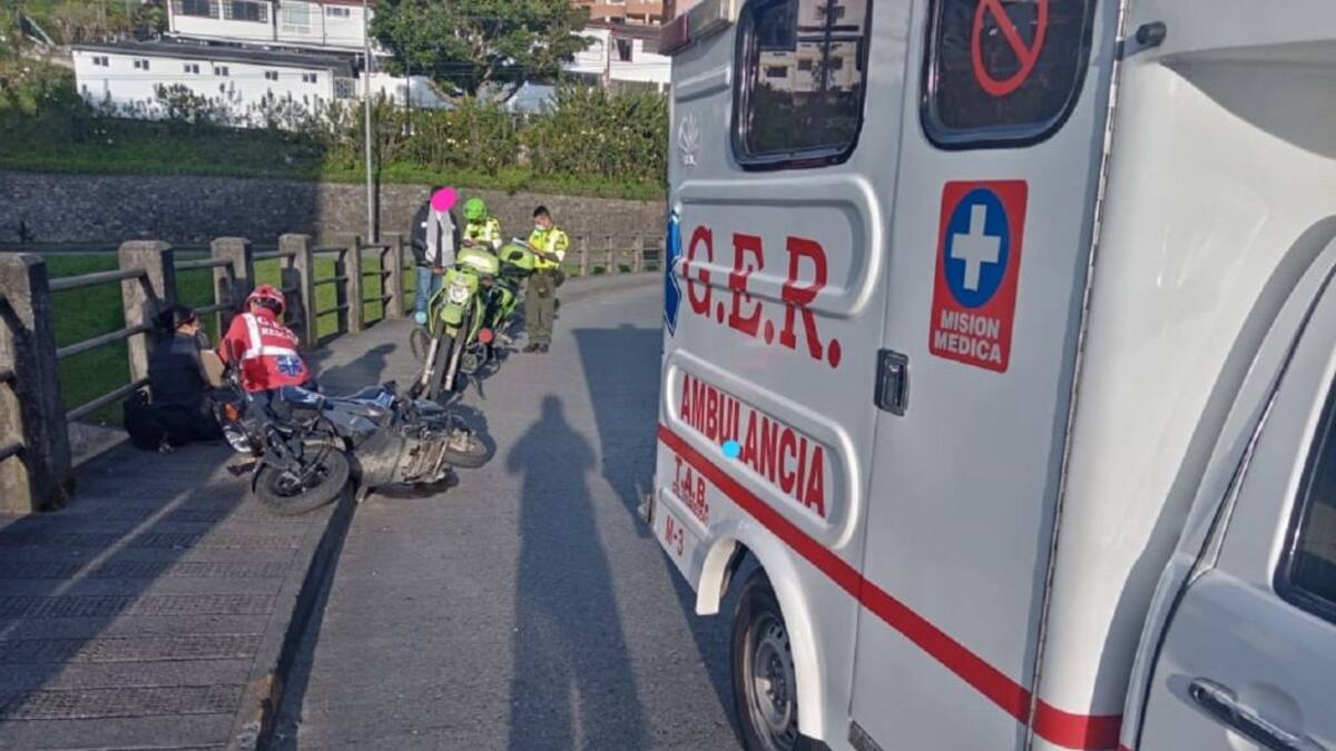 Motociclista posiblemente embriagado atropelló a mujer en Manizales