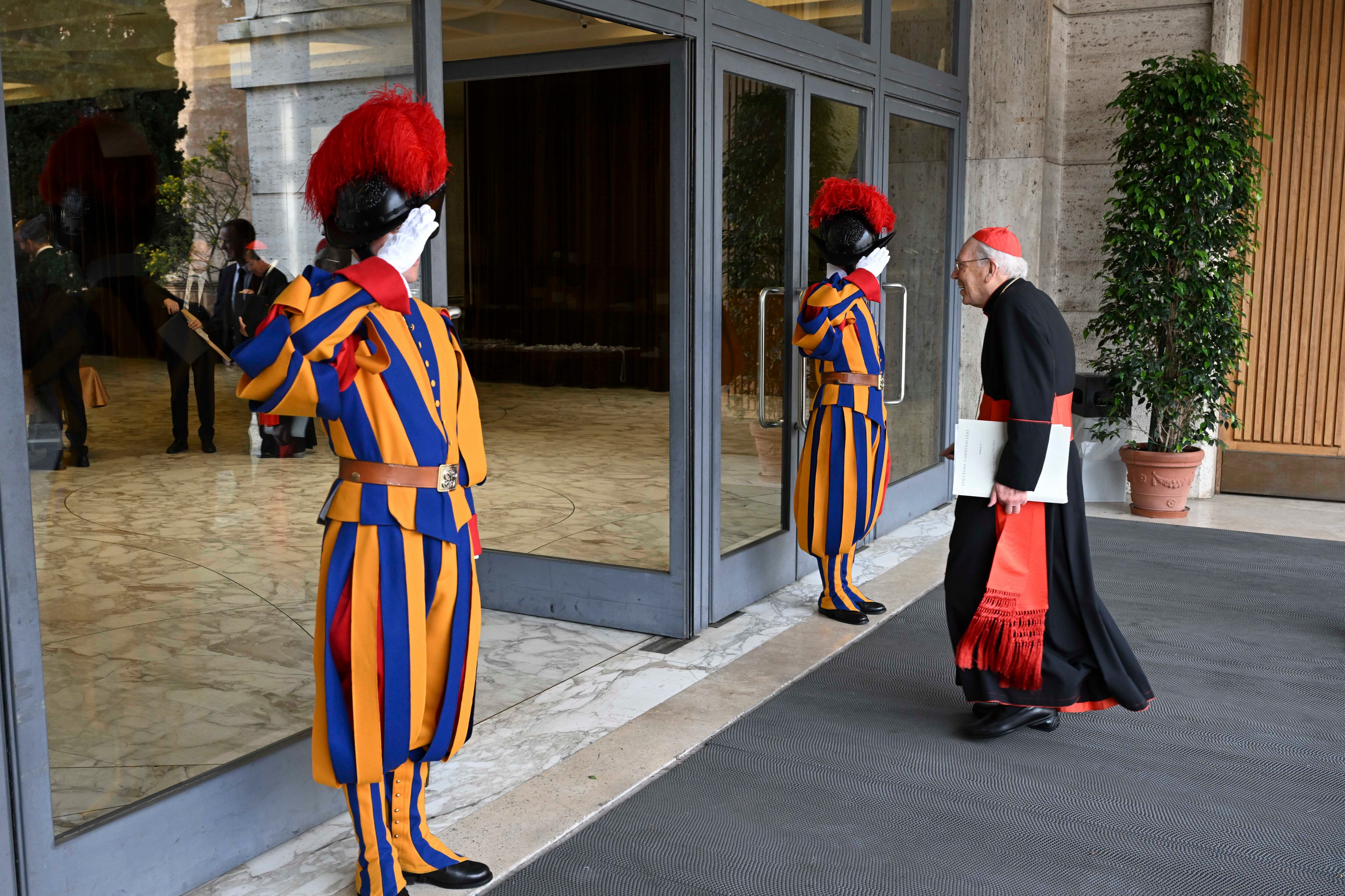 CIUDAD DEL VATICANO, 28/04/2025.-Varios cardenales aseguraron que este lunes se fijará la fecha para el inicio del cónclave en el que se elegirá al sucesor de Francisco mientras se dirigían a la quinta congregación general, en la imagen, las reuniones en las que los purpurados que entrarán en la Capilla Sixtina se van conociendo y concretando un perfil para el próximo pontífice. Estado Vaticano/Mario Tomassetti ***SOLO USO EDITORIAL/SOLO DISPONIBLE PARA ILUSTRAR LA NOTICIA QUE ACOMPAÑA (CRÉDITO OBLIGATORIO)***