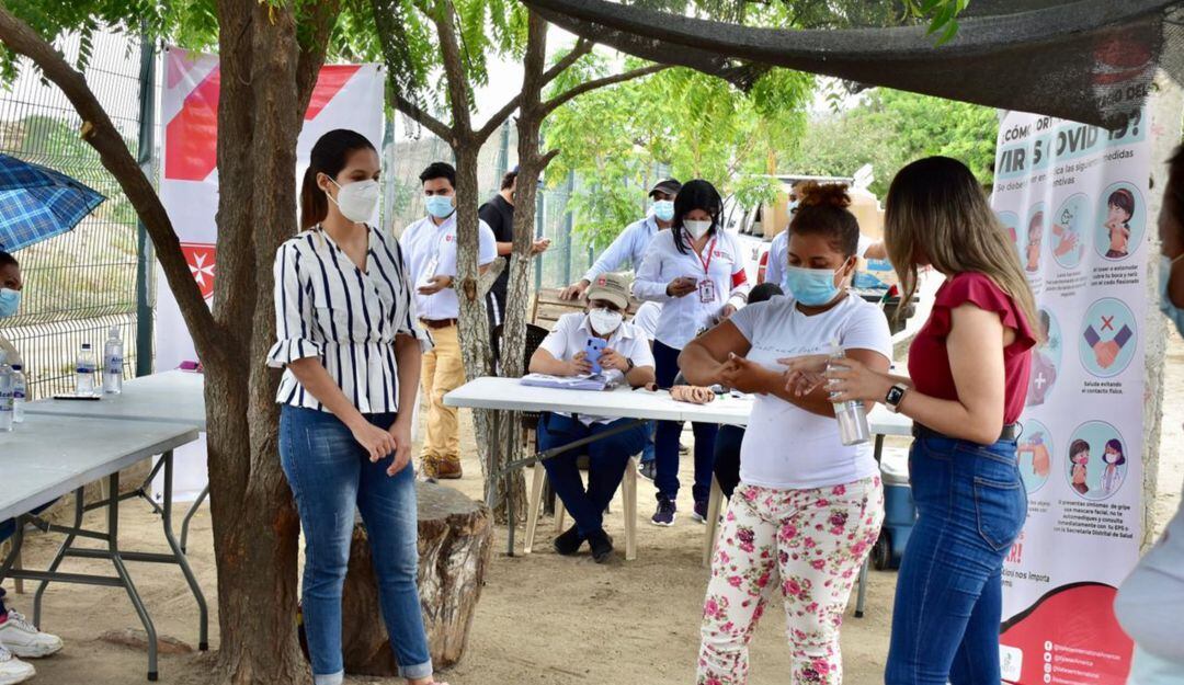 Entrega de kits en el barrio Villa Betel. 
