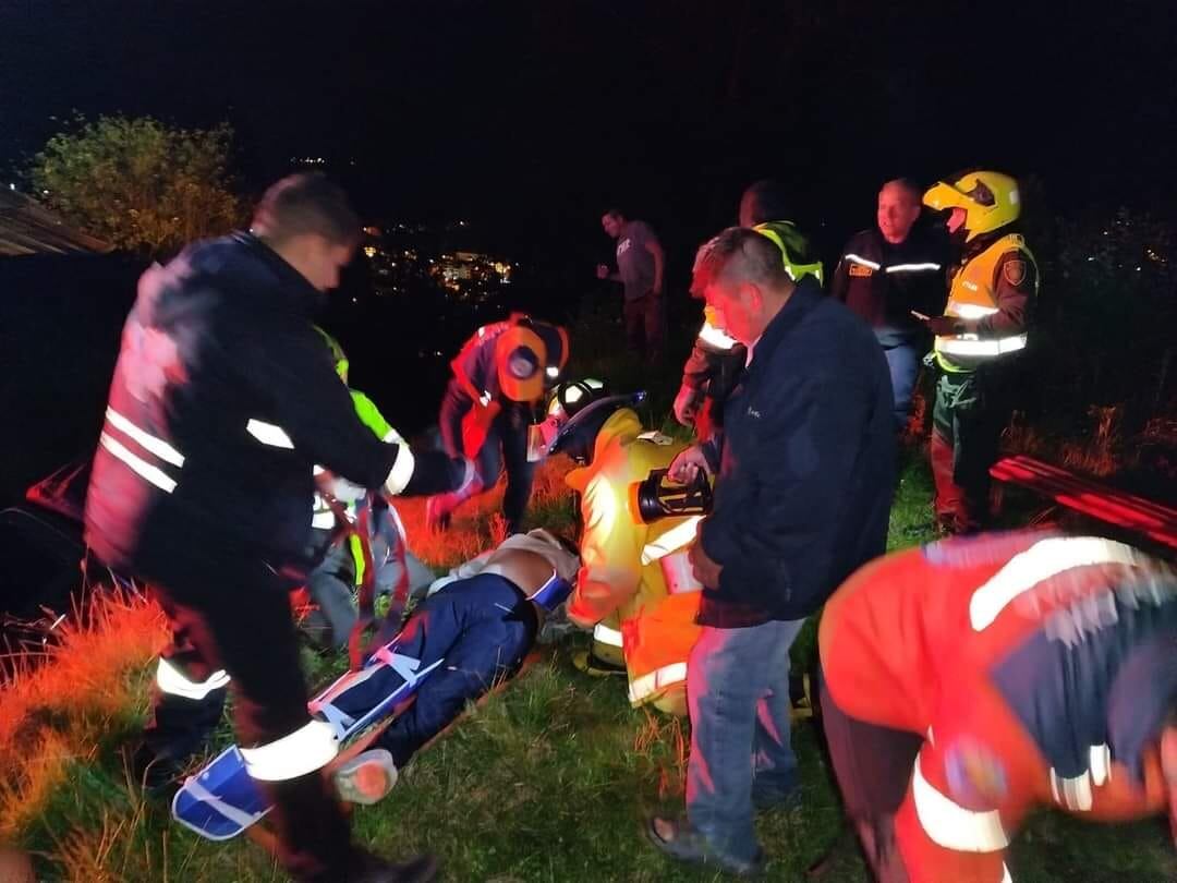 El accidente en la vía circunvalar dejó cinco heridos, entre ellos dos menores de edad; el Hospital Regional de Chiquinquirá atendió la emergencia y reiteró el llamado a la prudencia vial en esta temporada de fin de año.