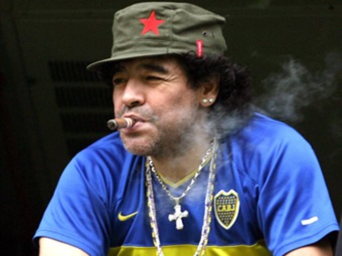 Maradona llega a los 50 años en medio de triunfos y escándalos
