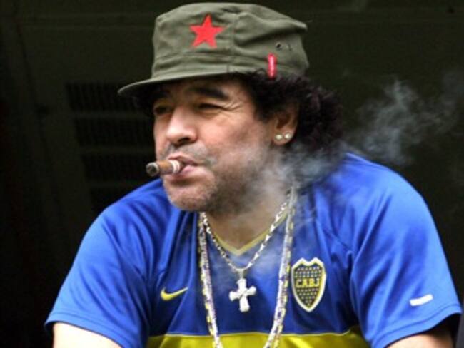 Maradona llega a los 50 años en medio de triunfos y escándalos