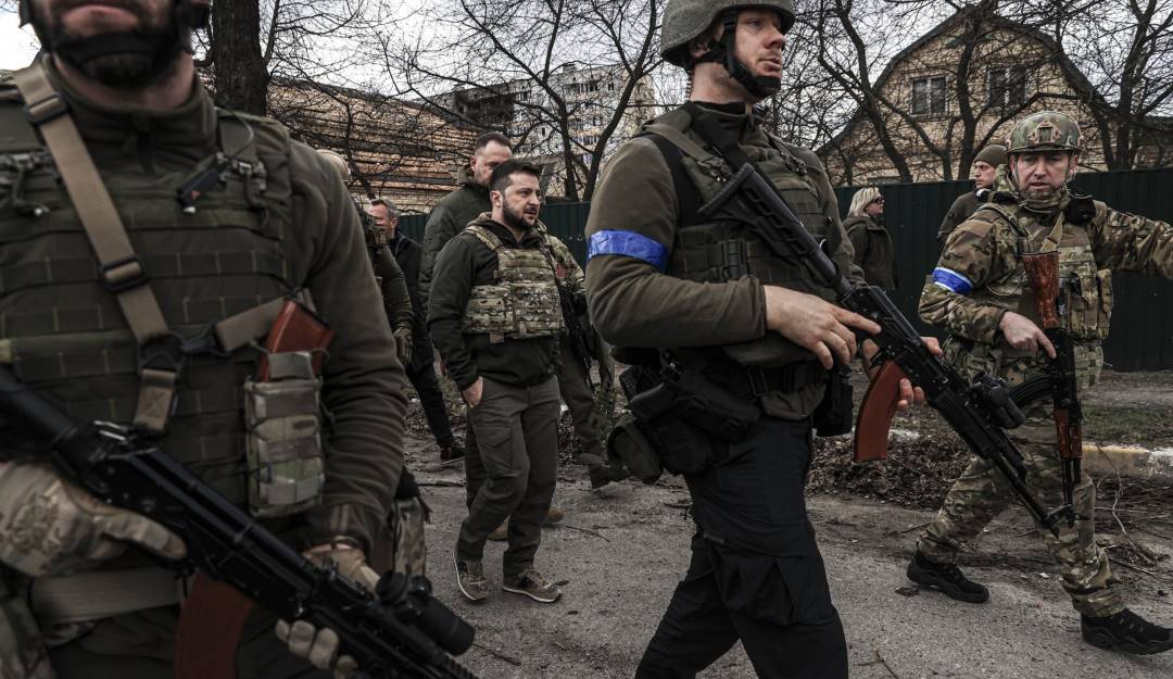 El presidente Volodimir Zelenski recorriendo las calles de Bucha, al noroccidente de Kiev (capital de Ucrania).                   Foto: Getty 