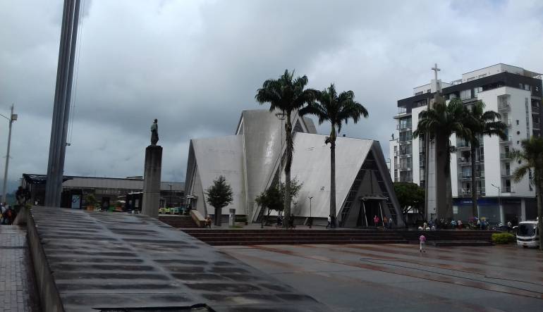 Todos los días 5:45, 6:48, 7:48 y 8:45 a.m. escuche la información local en Caracol Radio 