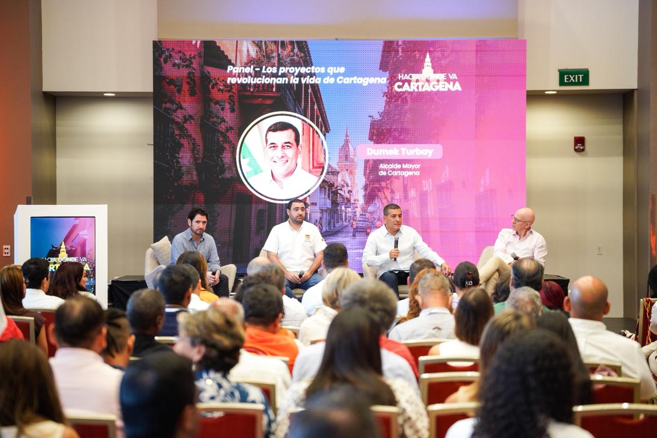 El foro "Hacia Dónde Va Cartagena" destacó los avances en infraestructura y proyectos clave para el desarrollo de la ciudad, al tiempo que subrayó los desafíos en desigualdad y sostenibilidad.| Foto: Caracol Radio