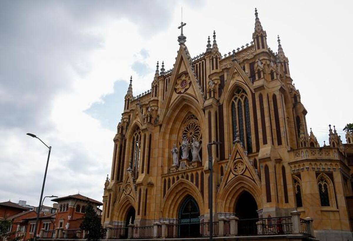 Imágenes de algunas de los principales templos e iglésias cátolicas de Bogotá, donde los fieles se reúnen a conmemorar la pasión de Cristo.