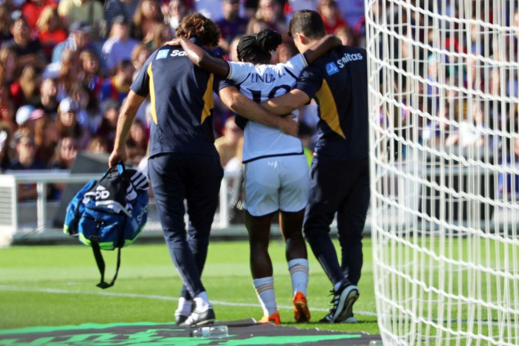 Linda Caicedo se retira lesionada durante el partido con Barcelona / Getty Images