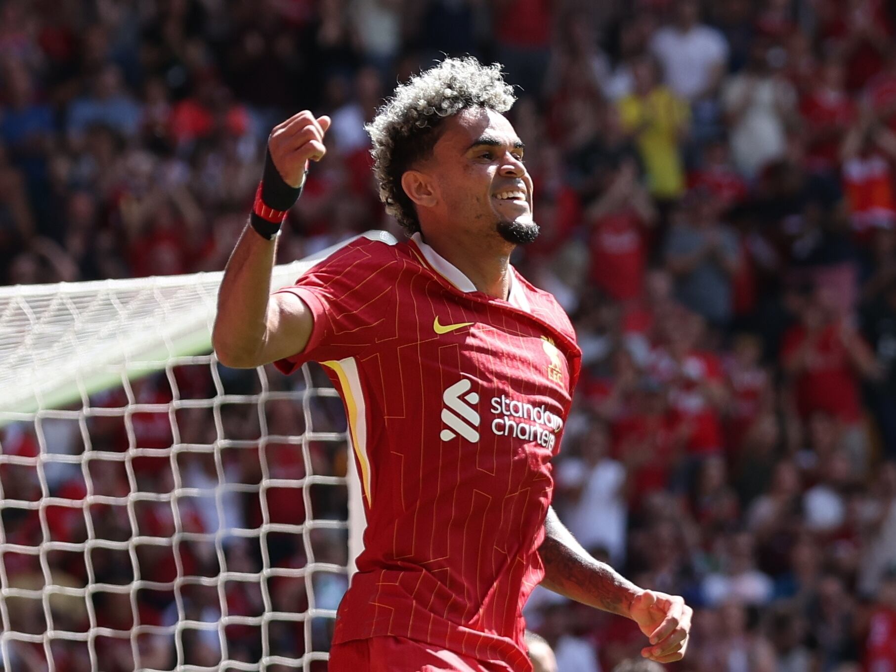 Luis Díaz festeja gol con el Liverpool en el amistoso ante Sevilla