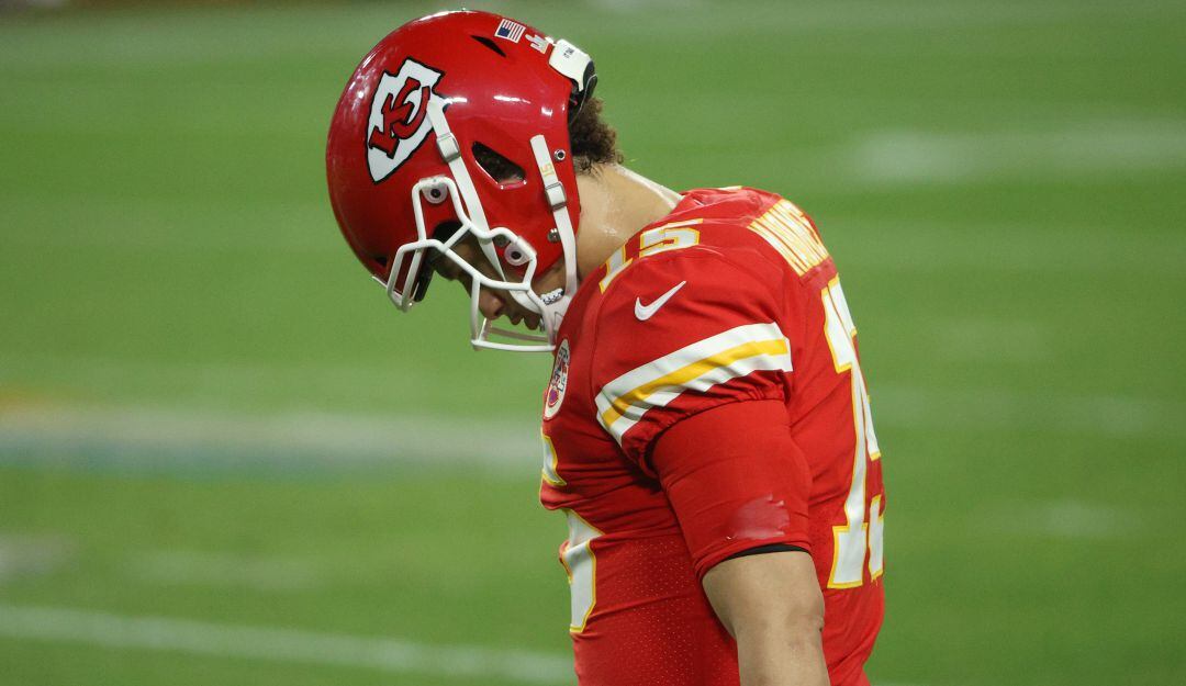 El mariscal de campo de los Chiefs se lamenta durante el Super Bowl LV.