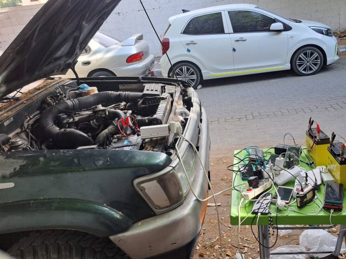 Franja de Gaza: así se cargan los celulares con un carro ante la falta de energía