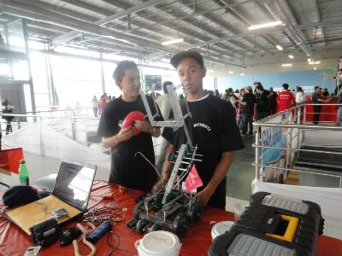 26 febrero. VEX Robotics Competition. Estudiantes del equipo 'MCVBots' Colegio Manuel Cepeda Vargas de Bogotá haciendo la revisión de su robot.
