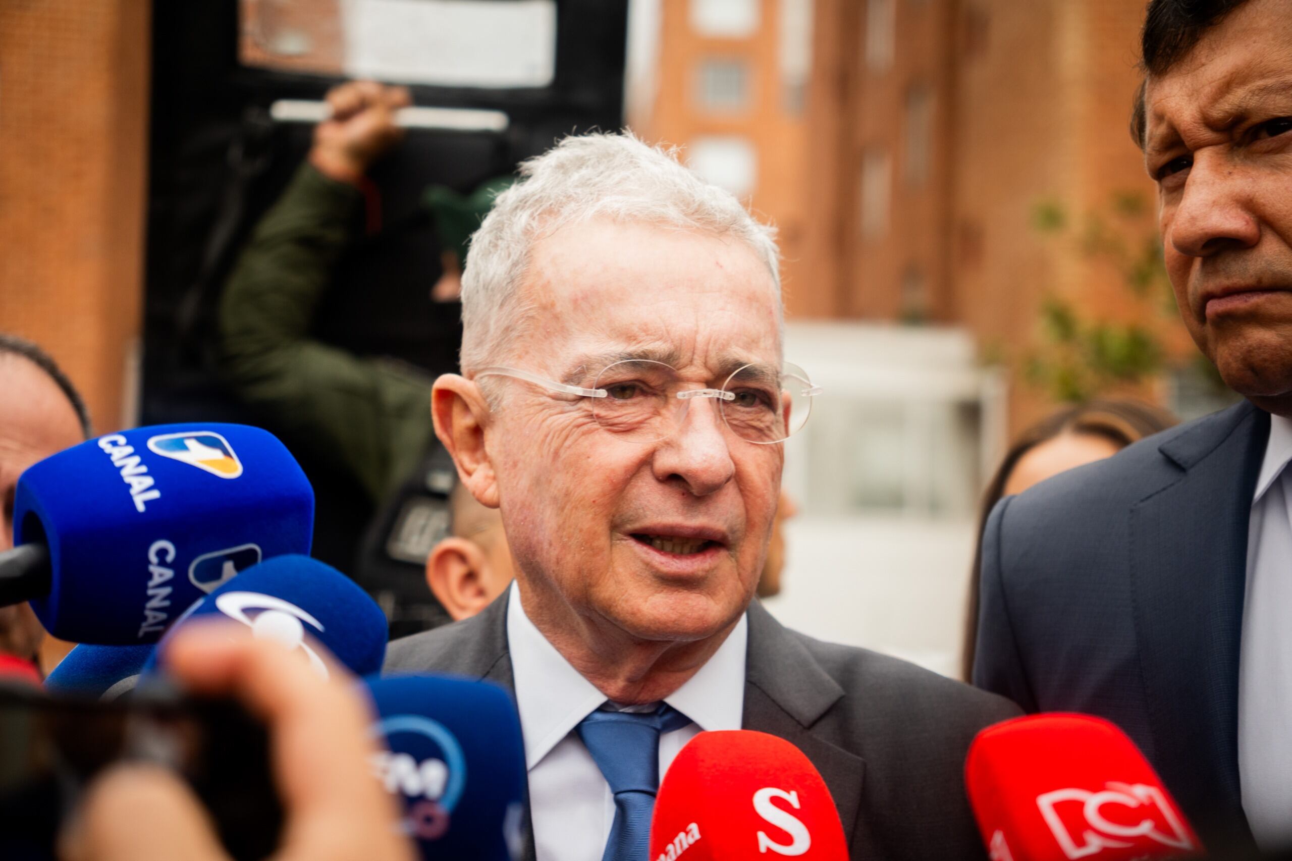 El expresidente Uribe al llegar a la indagatoria a las afueras del búnker de la Fiscalía General de la Nación en Bogotá