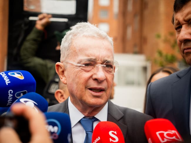 El expresidente Uribe al llegar a la indagatoria a las afueras del búnker de la Fiscalía General de la Nación en Bogotá