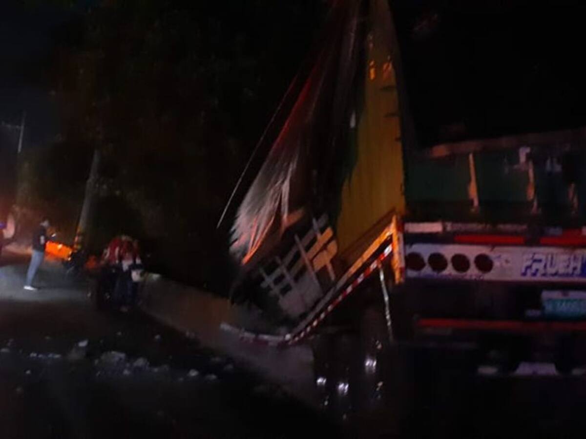 Un tractocamión se salió de la vía en la variante Ibagué – Cajamarca
