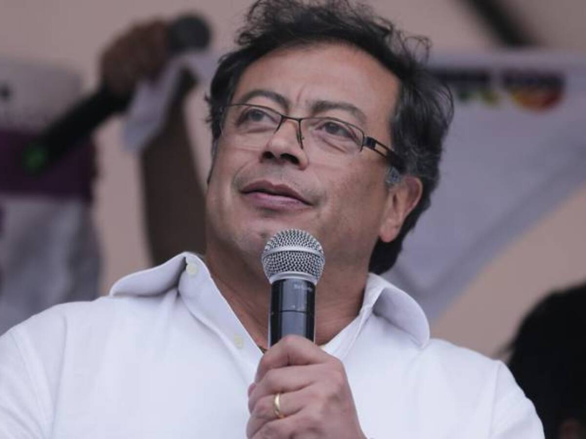 Mis Ferragamo son iguales a los de Duque: Petro a Uribe