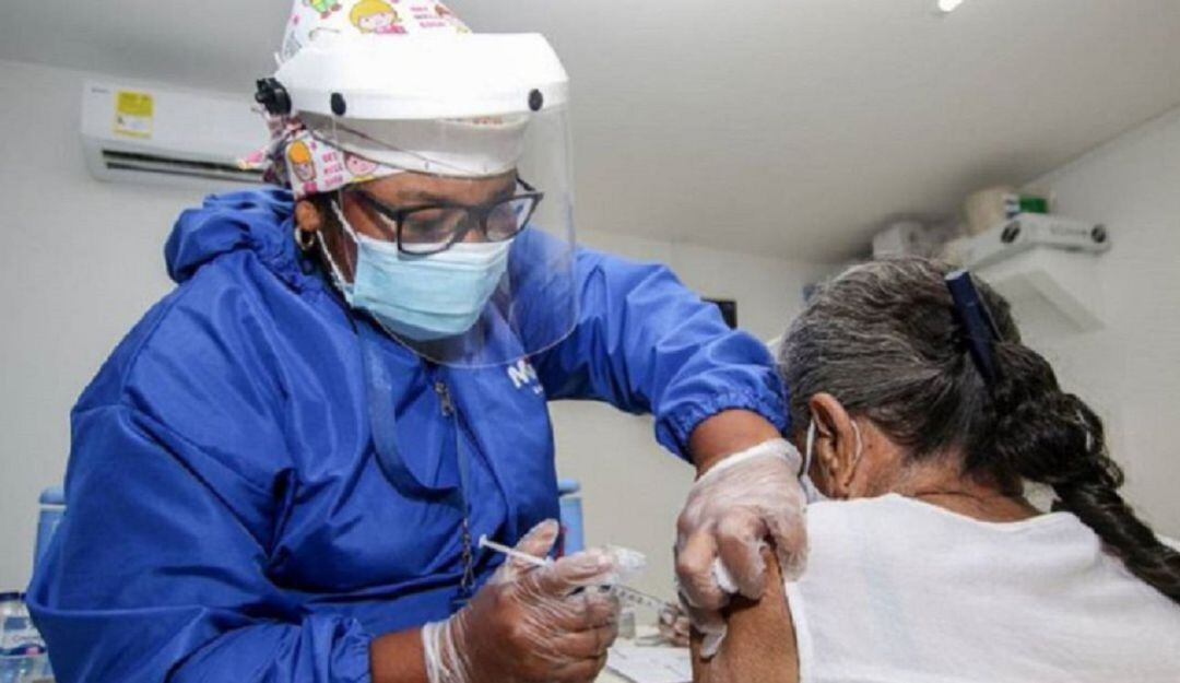 enfermera vacuna a una ciudadana