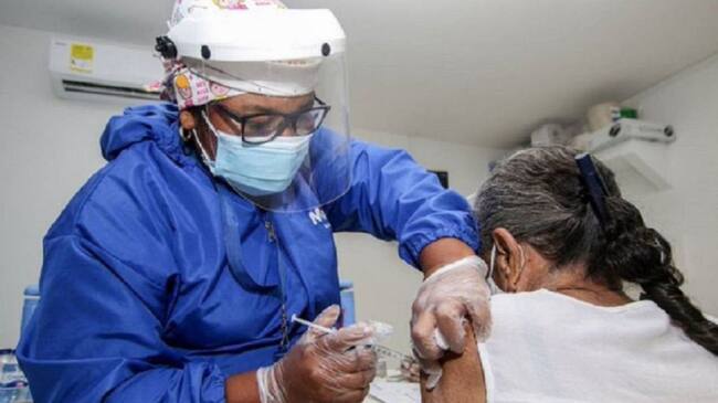 enfermera vacuna a una ciudadana