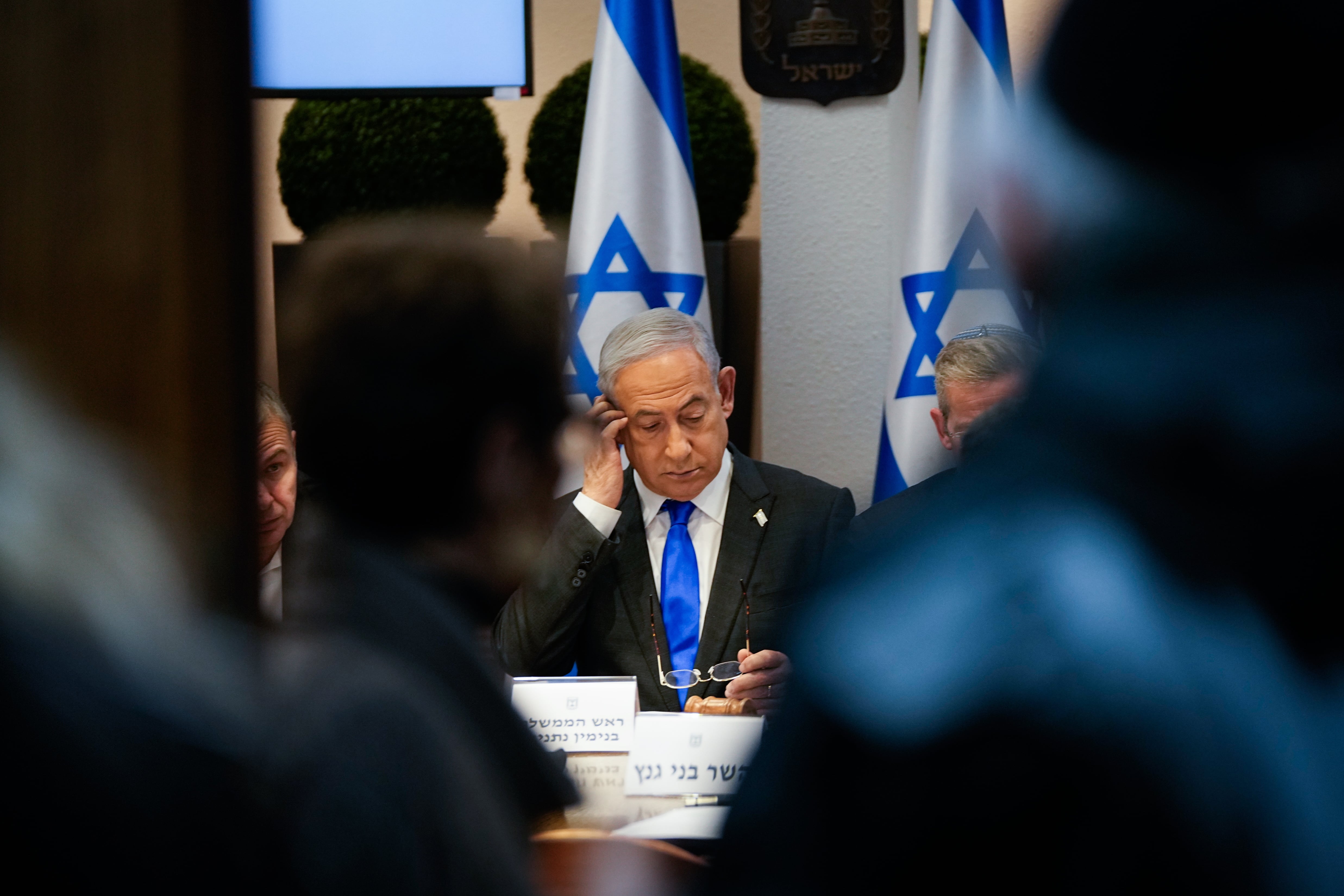 Tel Aviv (Israel), 24/12/2023.- Israeli Prime Minister Benjamin Netanyahu (C), chairs a cabinet meeting at the Kirya military base, which houses the Israeli Ministry of Defence, in Tel Aviv, Israel, 24 December 2023. EFE/EPA/Ohad Zwigenberg / POOL