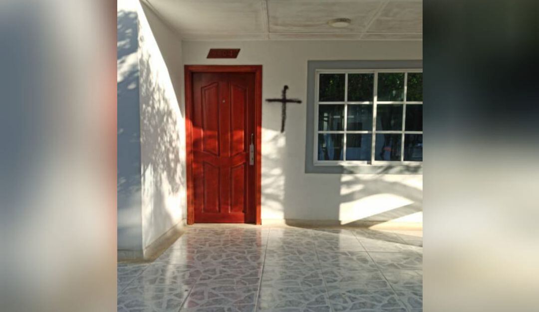 Una de las cruces negras pintadas con aerosol en la puerta de una vivienda en el municipio de Juan de Acosta.