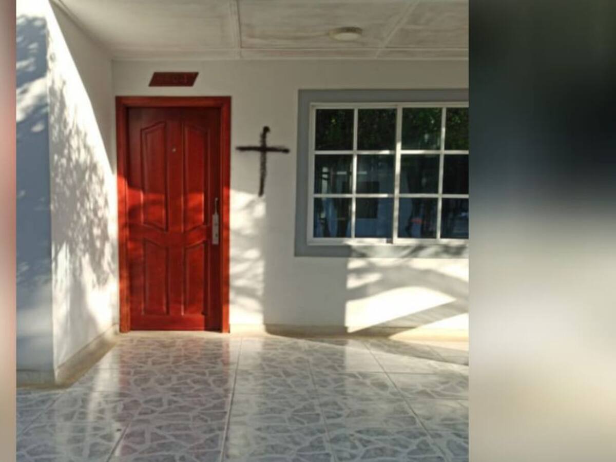 Investigan aparición de cruces en fachadas de casas de Juan de Acosta