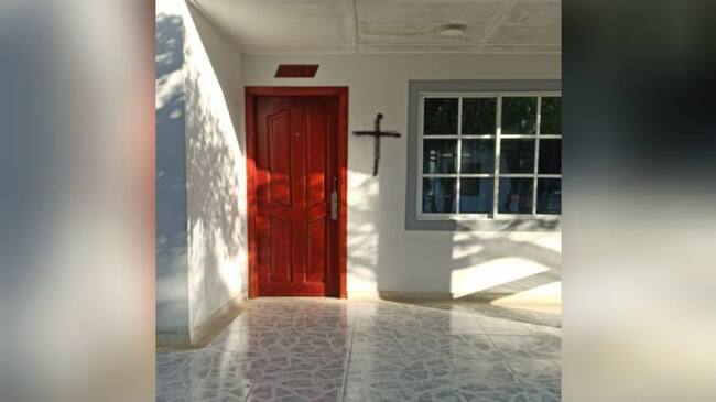 Una de las cruces negras pintadas con aerosol en la puerta de una vivienda en el municipio de Juan de Acosta.