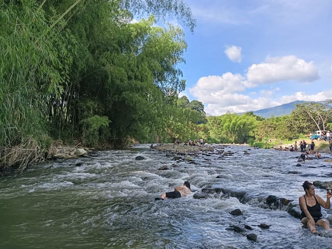 En días de calor en el Quindío, los paseos a río son una tradición. Foto: Adrián Trejos