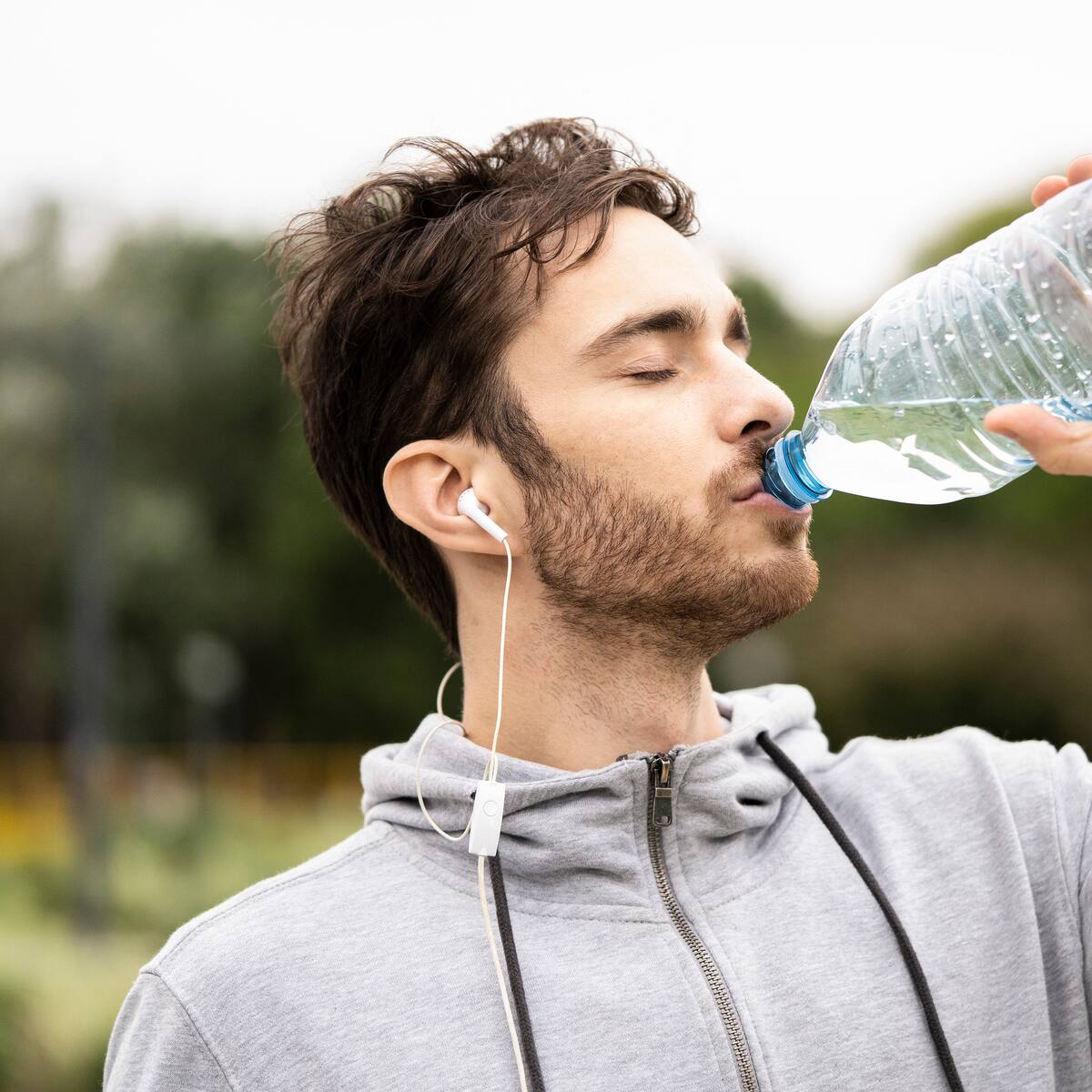 ¿Es mejor tomar agua fría o al clima? Caso en el que hidrataría más, según expertos