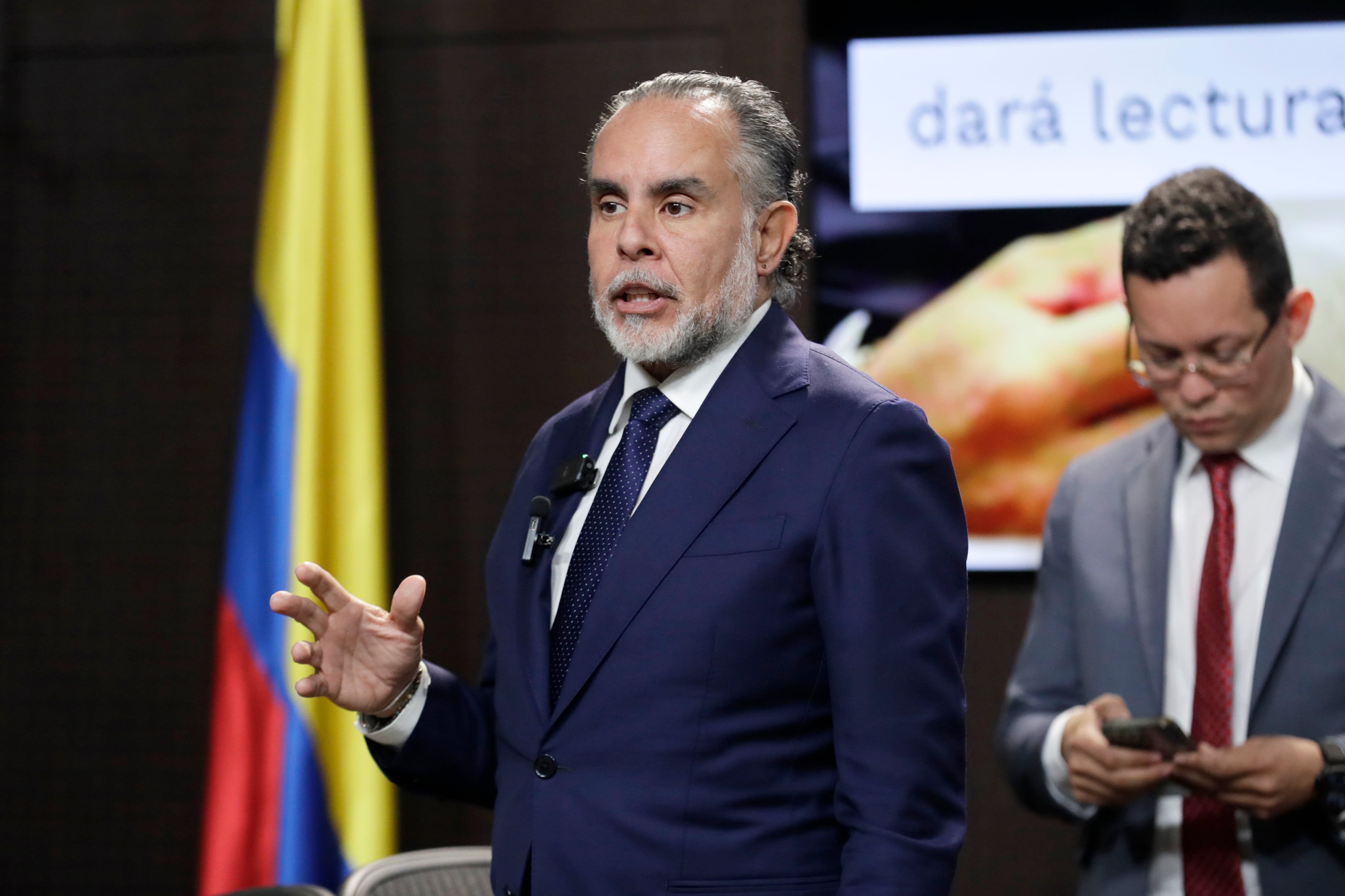 BOG400. BOGOTÁ (COLOMBIA), 27/05/2025.- El ministro del Interior de Colombia, Armando Benedetti, habla durante una rueda de prensa este martes en Bogotá (Colombia). El Gobierno colombiano anunció este martes que convocará la votación de la consulta popular por decreto si el Senado no se pronuncia antes del 1 de junio sobre la primera iniciativa con la que el presidente Gustavo Petro busca reflotar su reforma laboral, una de las principales banderas de su agenda, que fue negada en esa cámara legislativa en mes pasado. EFE/Carlos Ortega