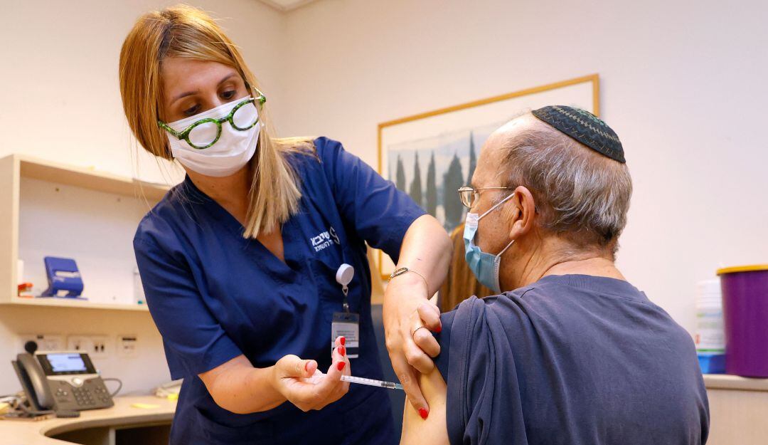 Aplicación de tercera dosis en Israel.