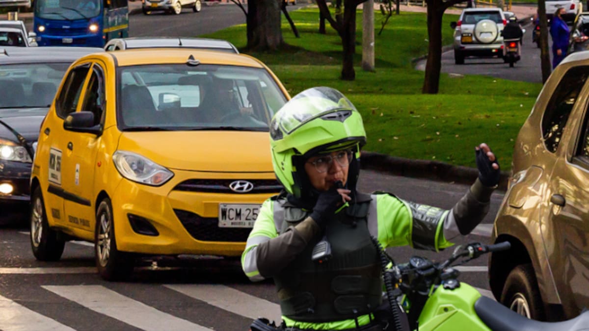 ¡Pilas, conductores! Hay multa de más de $1 millón por práctica muy común en los semáforos