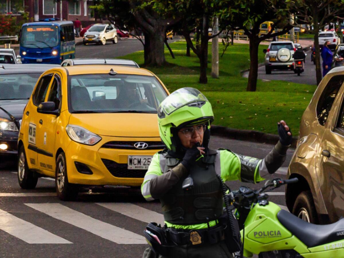 ¡Pilas, conductores! Hay multa de más de $1 millón por práctica muy común en los semáforos