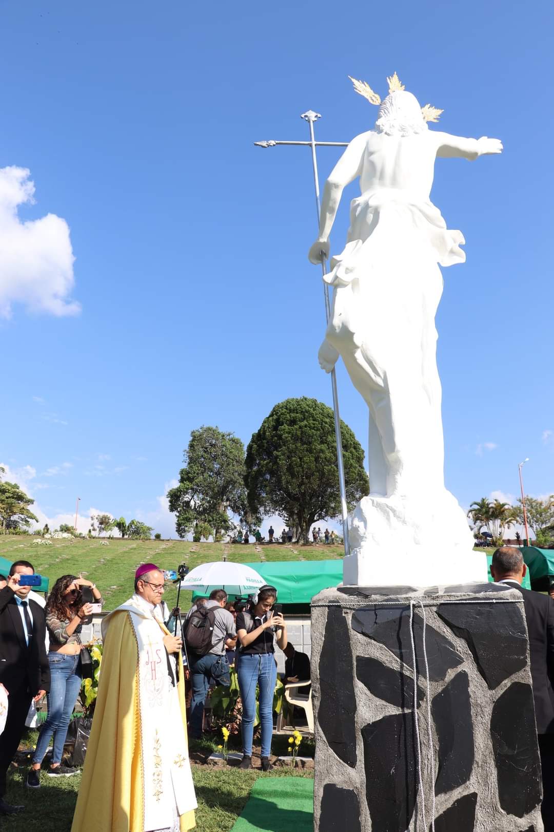 Monumento en memoria a las víctimas del terremoto en el cementerio Jardines en Armenia. Foto: Diócesis de Armenia