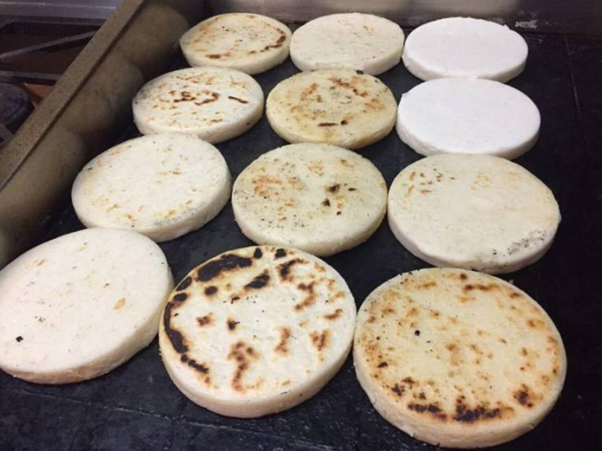 Con arepas, venezolanos en Barranquilla recolectan fondos