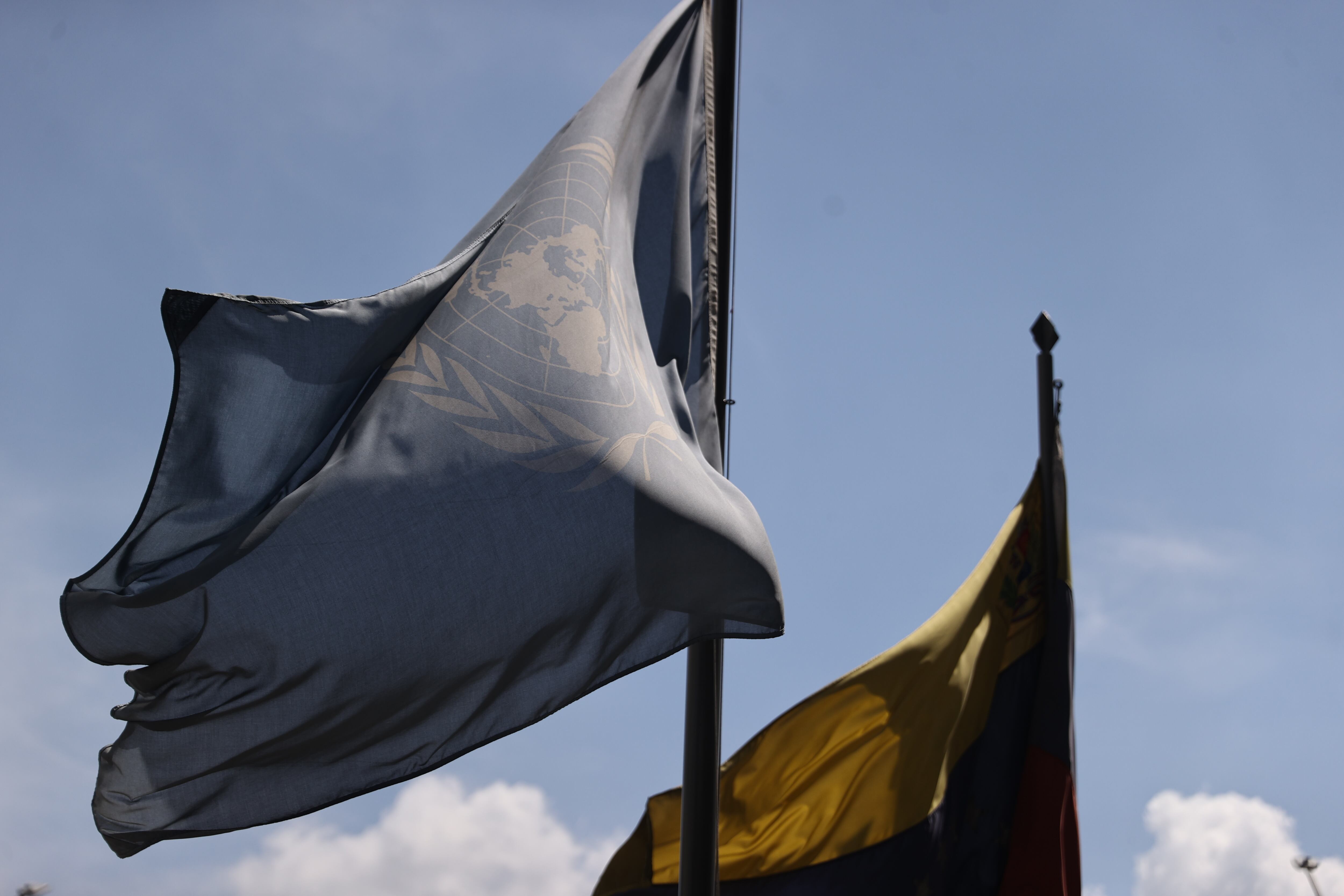 AME9437. CARACAS (VENEZUELA), 15/02/2024.- Fotografía de la bandera de las Naciones Unidas en el Edificio Parque Ávila, donde funciona la oficina del Alto Comisionado de los Derechos Humanos de la ONU, hoy, en Caracas (Venezuela). El Gobierno de Venezuela suspendió este jueves las actividades de la oficina en Caracas del Alto Comisionado de los Derechos Humanos de la Organización de las Naciones Unidas (ONU) al considerar que ha "instrumentalizado" su trabajo en contra del Ejecutivo. EFE/ Miguel Gutiérrez