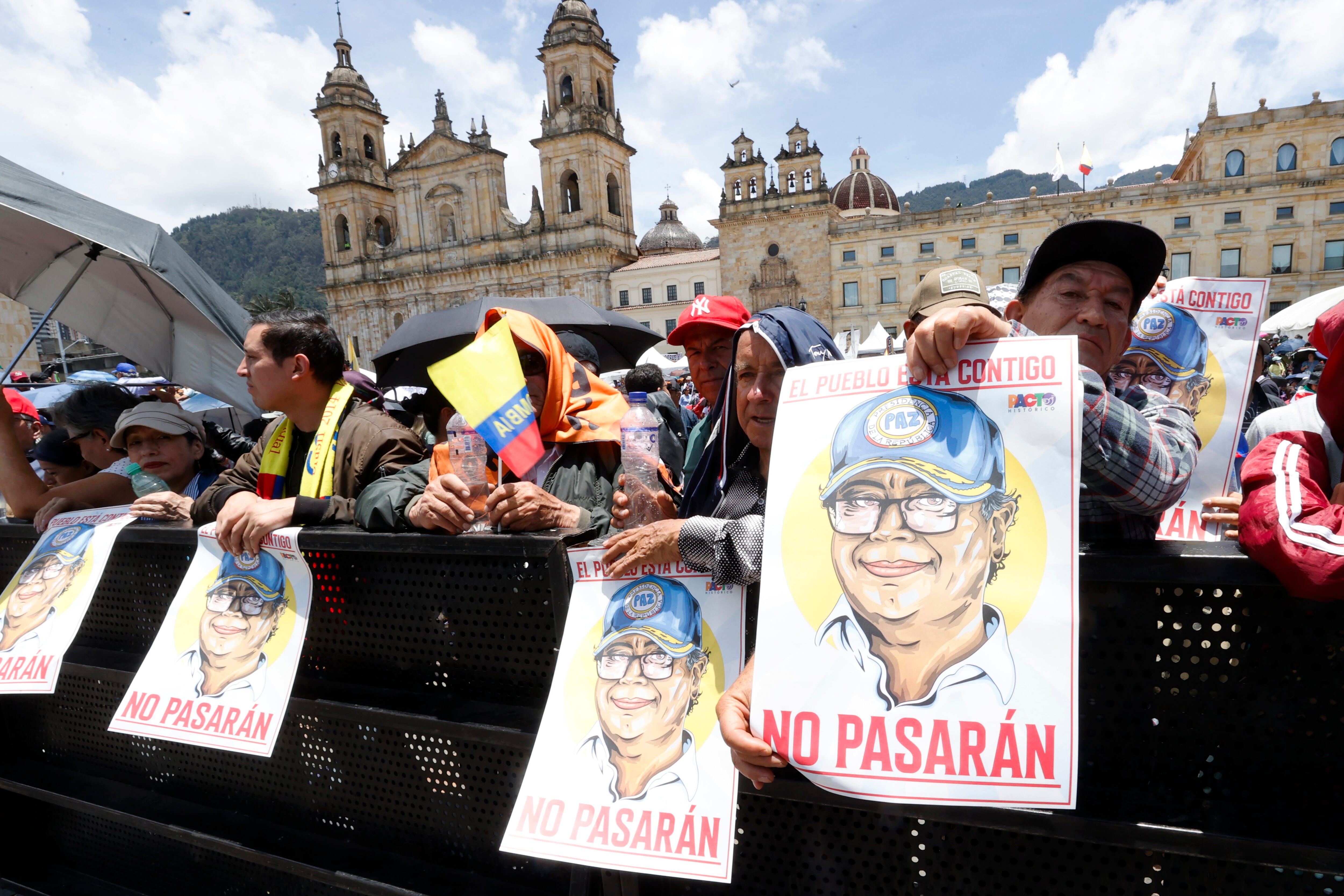 AME1028. BOGOTÁ (COLOMBIA), 19/09/2024.- Seguidores del presidente colombiano, Gustavo Petro, sostienen un letrero con el rostro del mandatario durante una concentración este jueves, en la Plaza de Bolívar en Bogotá (Colombia). Miles de pensionados colombianos y afines al presidente se concentraron en el centro de la ciudad y otras partes del país para apoyar la reforma pensional, recién sancionada por el mandatario, y otros proyectos que el Gobierno quiere impulsar. EFE/ Mauricio Dueñas Castañeda
