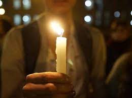 Velatón para rechazar casos de violencia contra los niños en Ibagué.