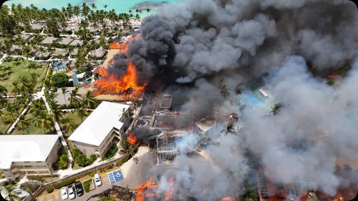 Desalojan a más de mil turistas tras voraz incendio en lujoso hotel en República Dominicana