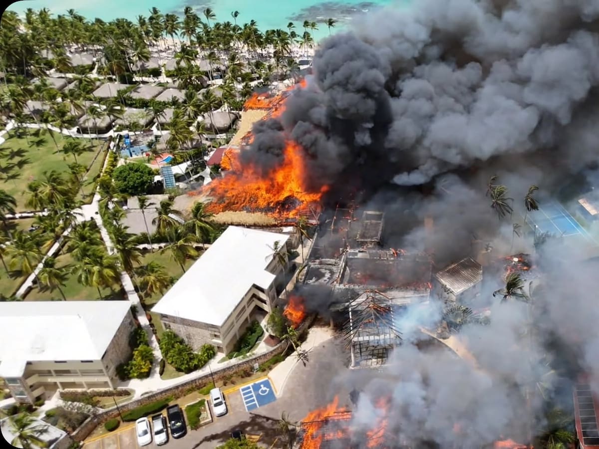 Desalojan a más de mil turistas tras voraz incendio en lujoso hotel en República Dominicana