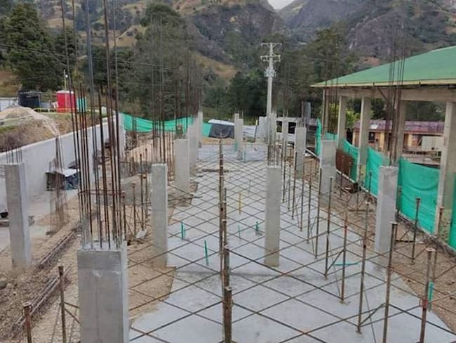 Construcción de colegios FFIE / Caracol Radio.